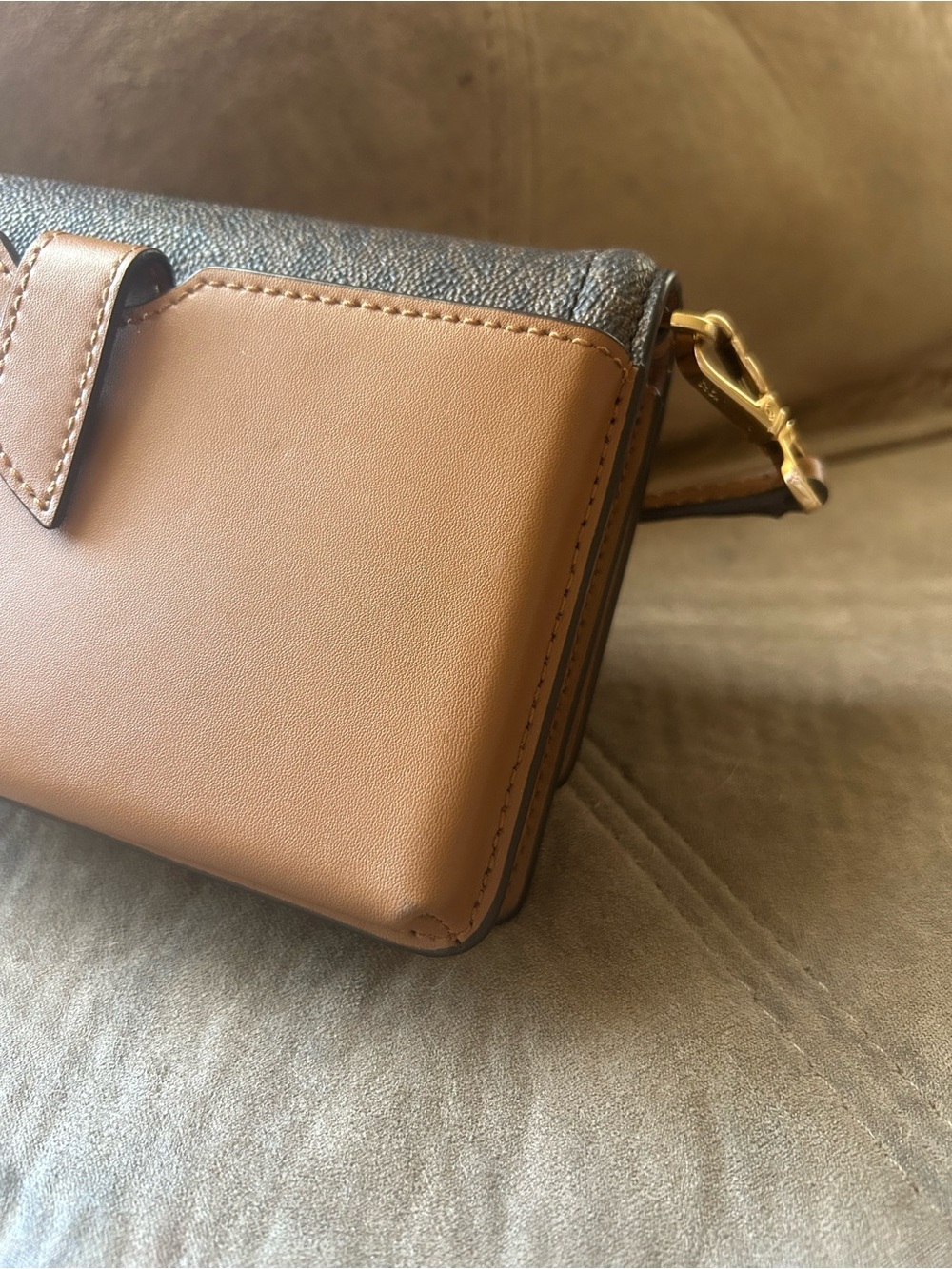 Michael Kors | Jet Set | Charm | Small Phone | Crossbody - Picture 13 of 16